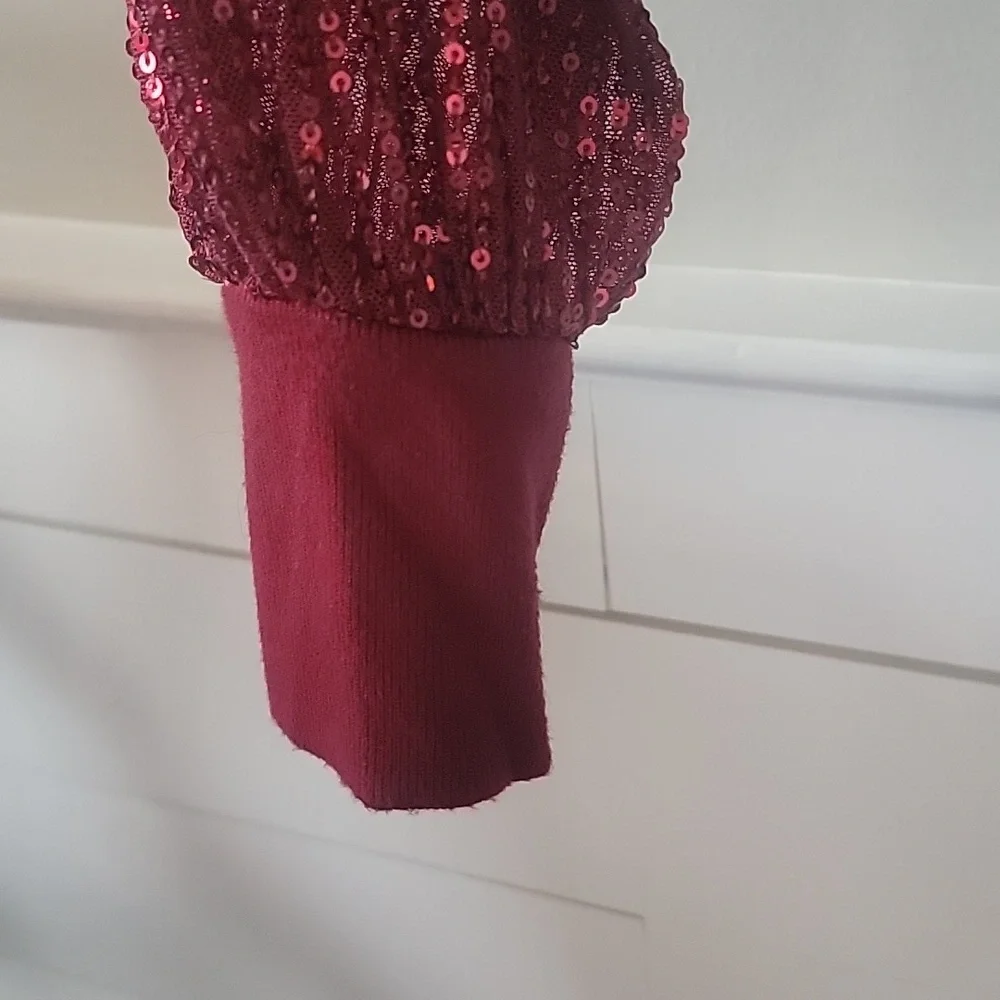 Burgundy top sequin sleeve - Picture 3 of 8